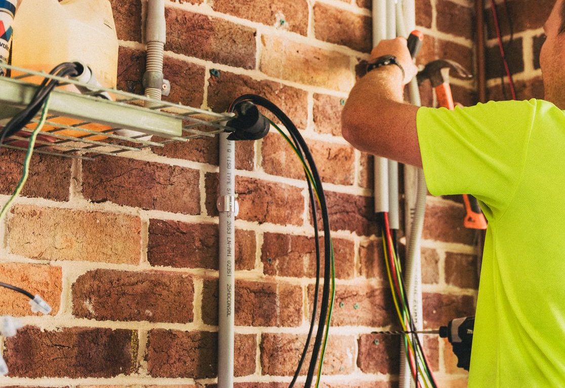 Technik pri montáži batériového úložiska a elektroinštalácie
